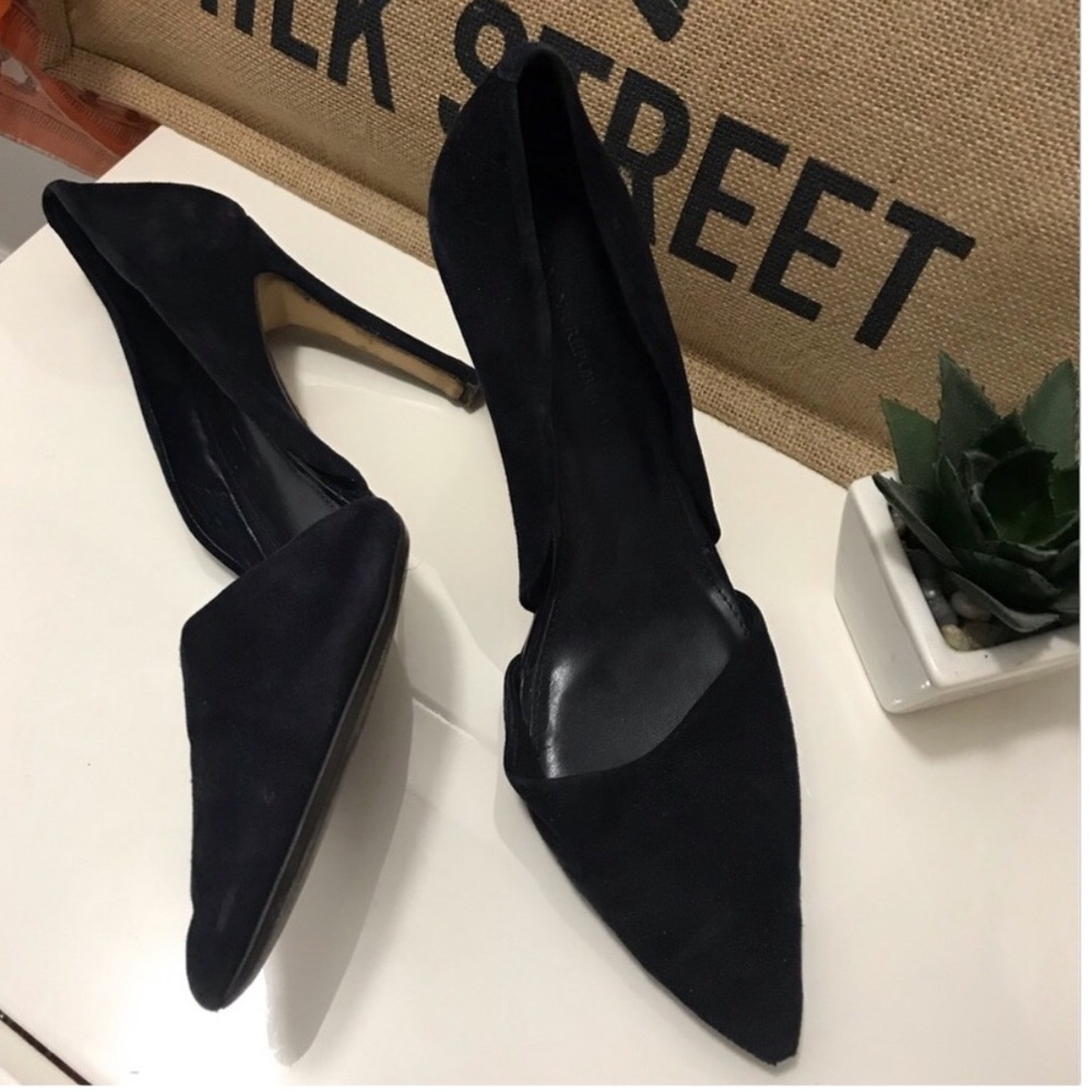 Navy blue faux suede BR pumps.